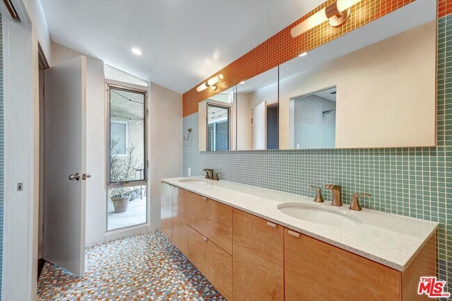 Building Photo - 2755 Carmar Dr