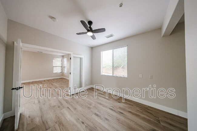 Building Photo - 6033 E Smokehouse Trail