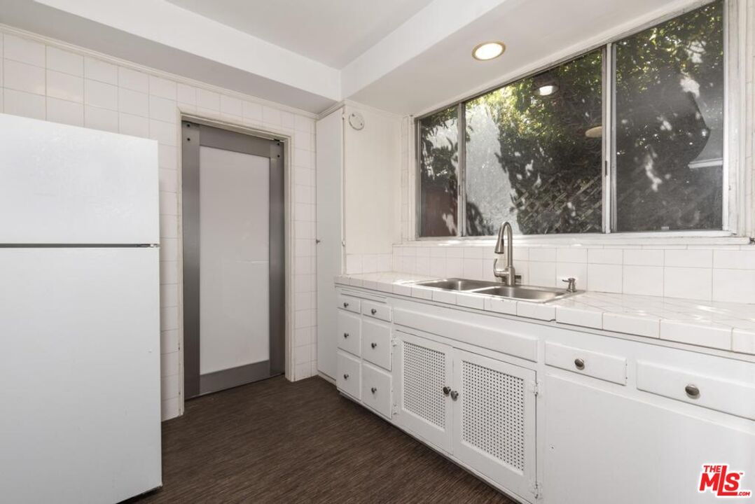 Building Photo - 3043 Hollycrest Dr