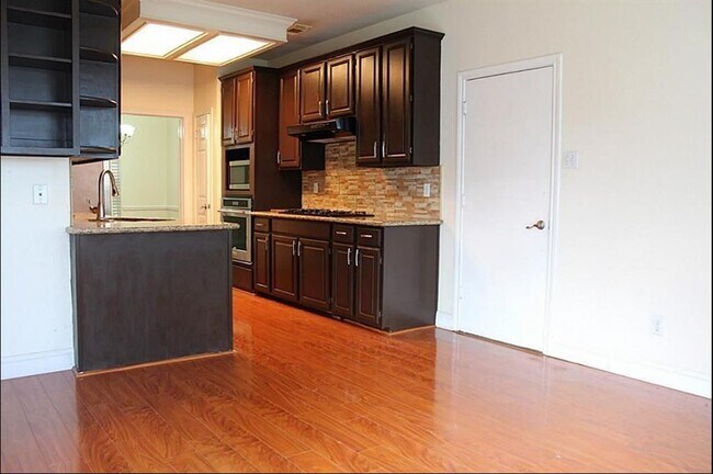 Building Photo - 2823 Plantation Wood Ln