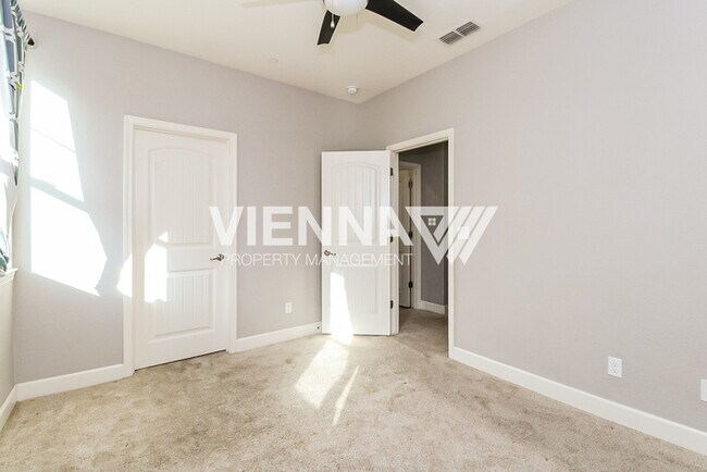 Building Photo - 400 Dormarin Pl