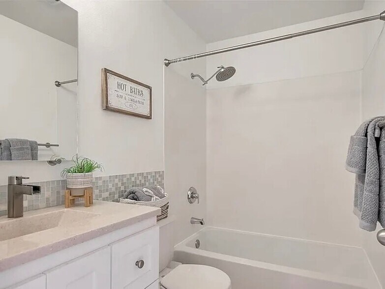 Building Photo - Bothell Townhouse