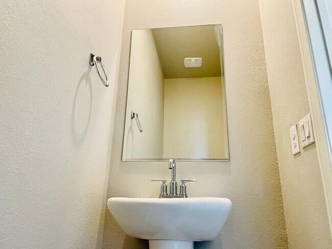 Building Photo - 4 Bd, 3 Bth, Newer Home, Granite Countertops and Entertainer’s Dream!