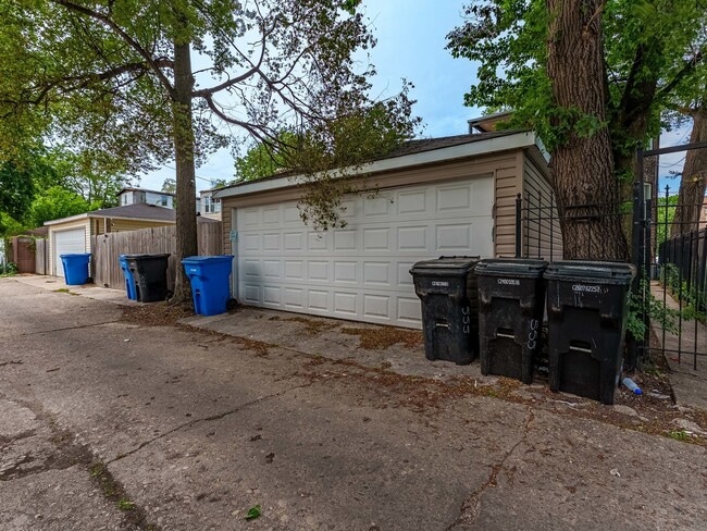 Building Photo - 555 N Lawler Ave