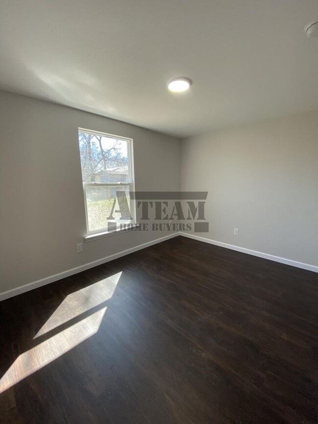 Building Photo - Fully Remodeled 2 Bedroom 1 Bathroom in To...