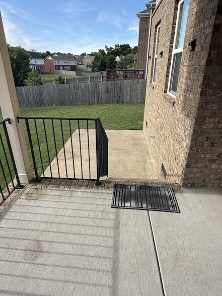 Building Photo - 1629 Robindale Dr