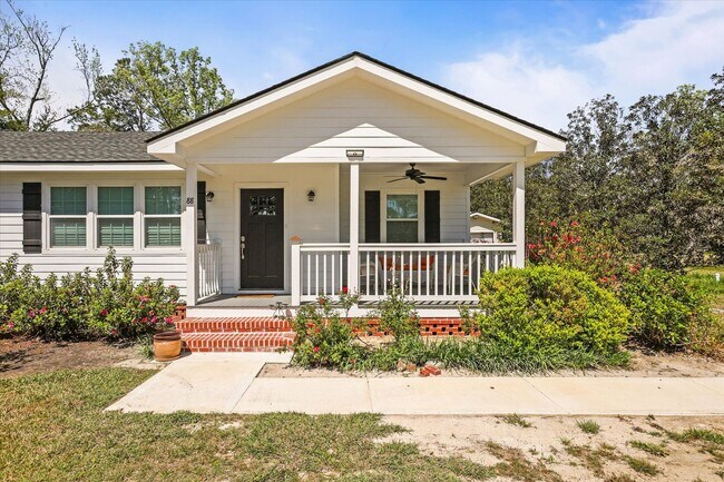 Building Photo - Short Term Only