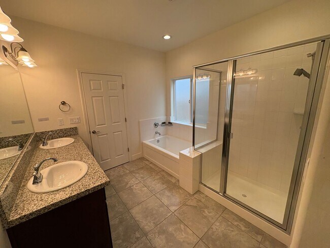 Building Photo - SE Visalia home Rent Ready!