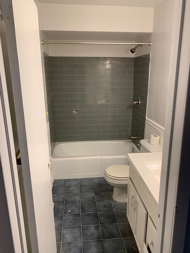 Building Photo - 2 or 3 bedroom Full Remodeled