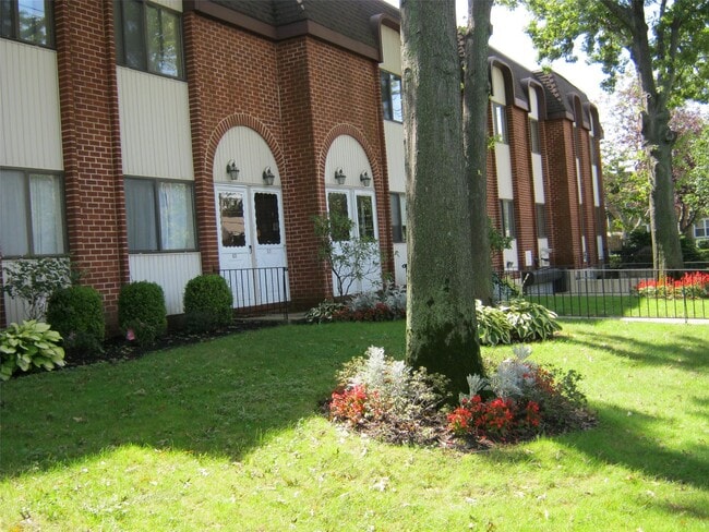 Building Photo - 627 Chestnut St