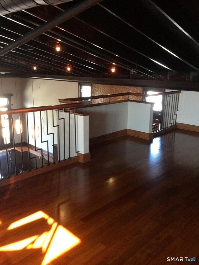 Building Photo - 9 River St