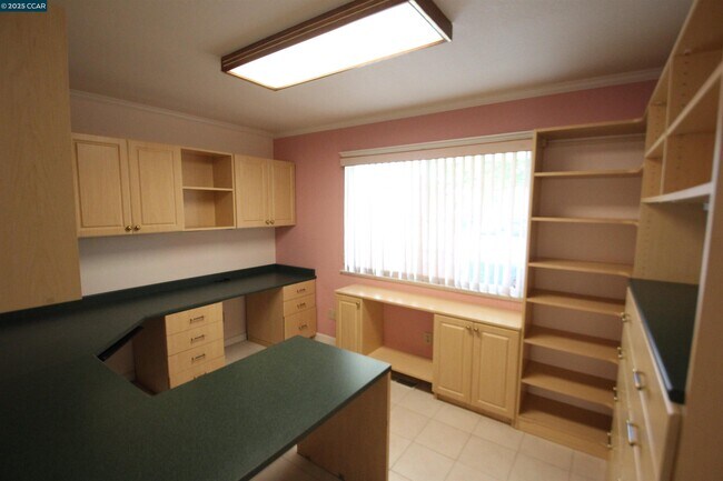Building Photo - 898 Luxury Dr