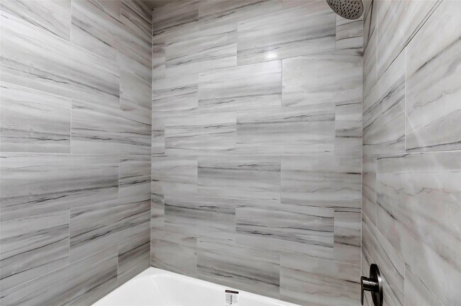 Building Photo - 10445 Wicklowe St