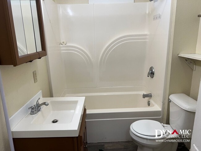 Building Photo - Remodeled 3 Bed / 1 Bath Remodeled Queen Anne Duplex – Downtown Sioux Falls