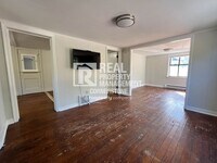 Building Photo - 2423 Parkview Ave