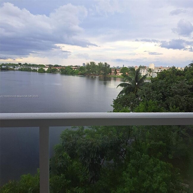 Building Photo - 1301 NE Miami Gardens Dr