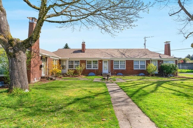 Building Photo - Beautifully maintained 1-bdrm/1-bath unit in 4-plex. Fireplace, off-street parking, laundry, grea...