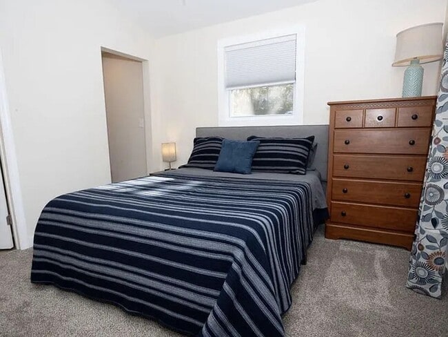 Building Photo - Lenoir City 37771 - 3 bedroom, 2 bath home - Contact Karen Robertson 865-454-7626