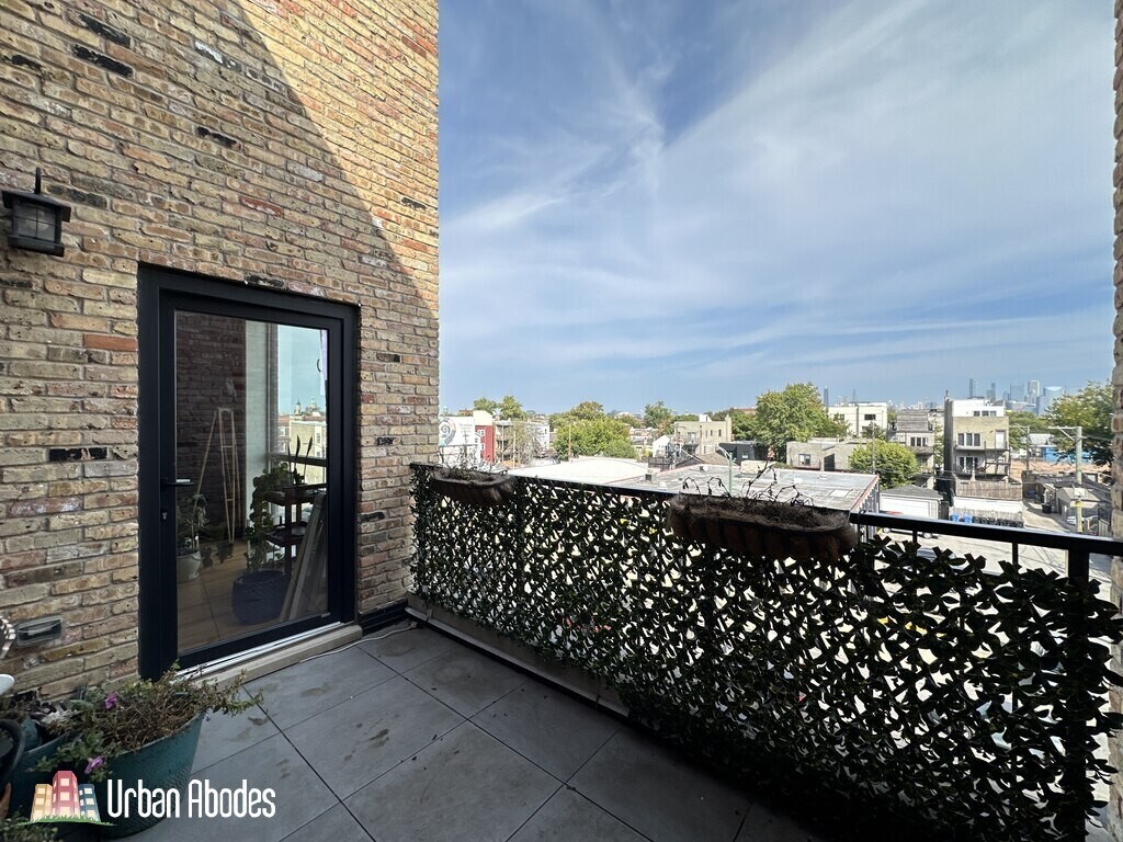 Building Photo - 520 N Western Ave