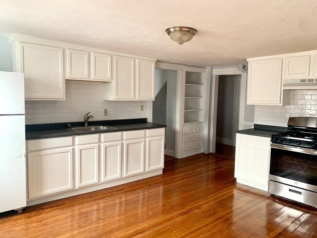 Primary Photo - 136 Wrentham St