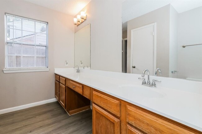 Building Photo - 18115 Brooknoll Dr