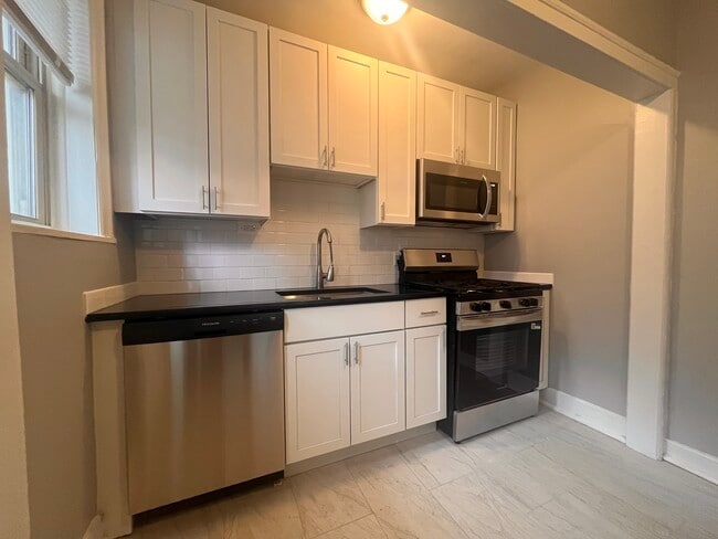 Building Photo - 1624 W Sherwin Ave