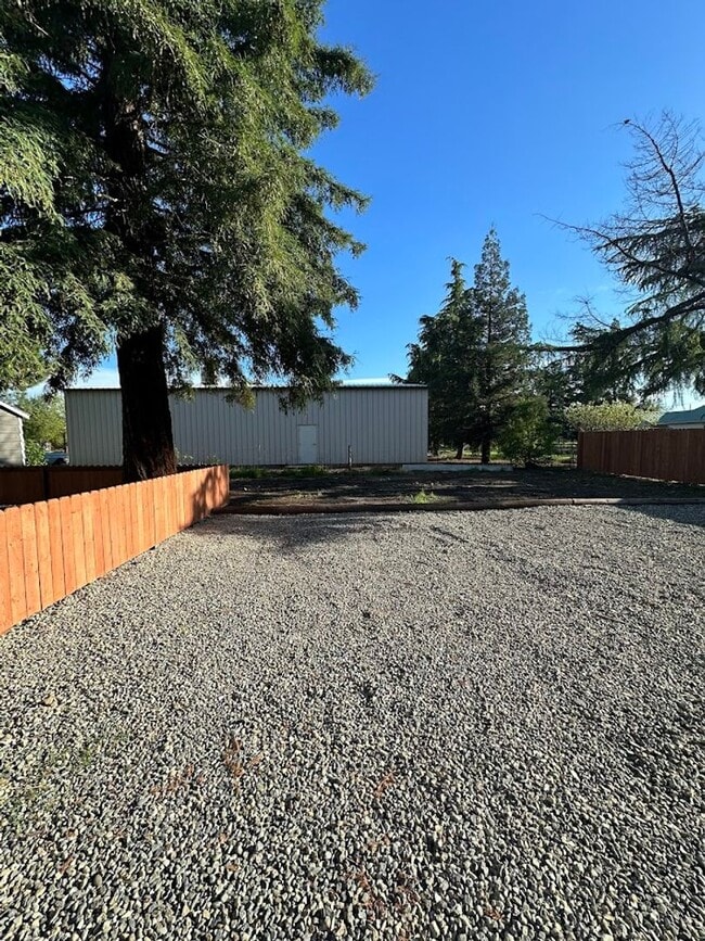 Building Photo - Charming One Bedroom in the Heart of Red Bluff! Pet Friendly!