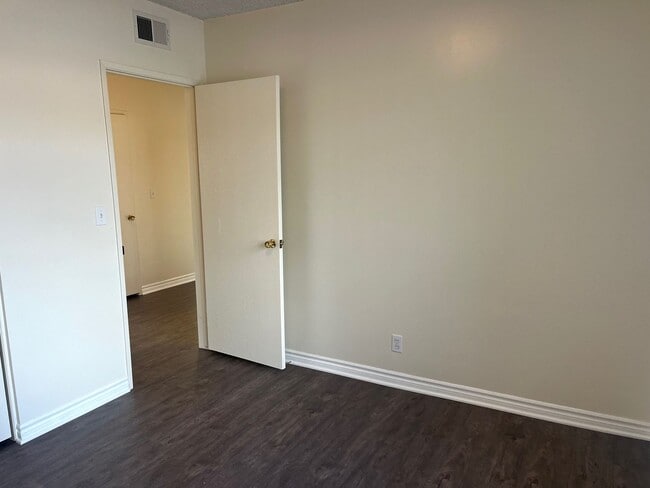 Building Photo - Beautiful 4 Bedroom Home in Huntington Beach
