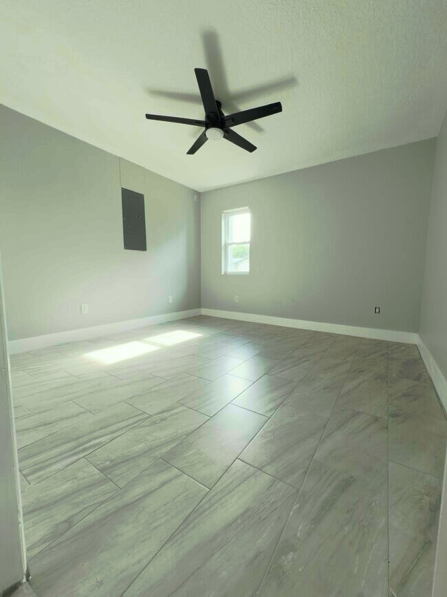 Building Photo - 409 Evergreen Dr