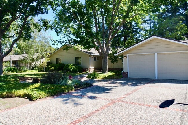Building Photo - Third-Acre of Serenity