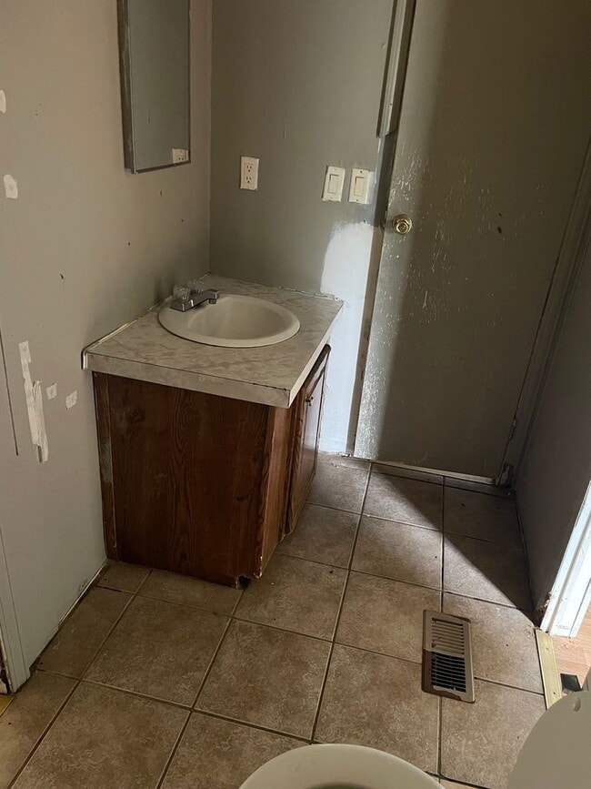 Building Photo - 5 Bedroom, 3 Bath 2,128 sq ft Doublewide T...