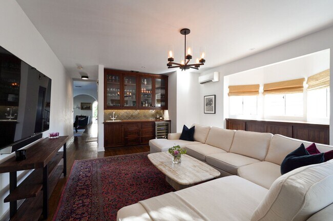 Building Photo - 6 Bed 5 Bath House with Fully Converted Co...
