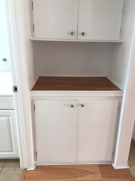 Linen closets - 14640 Burbank Blvd