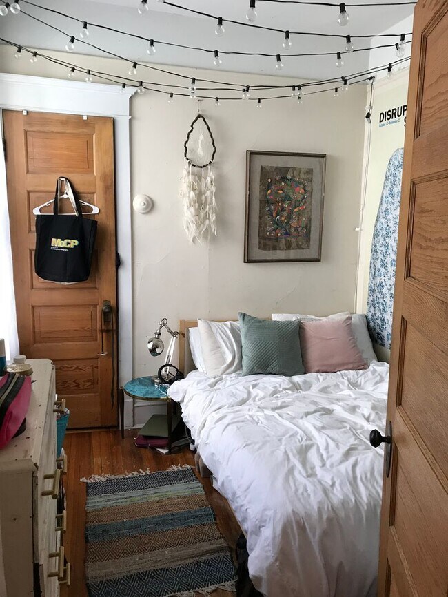 Building Photo - Very Spacious 2 BR/1 BA in Wrigleyville