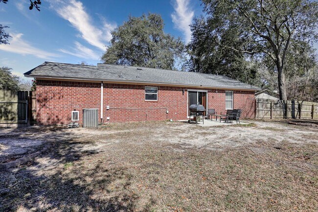 Building Photo - 3 BED | 3 BATH | POOLER | FURNISHED