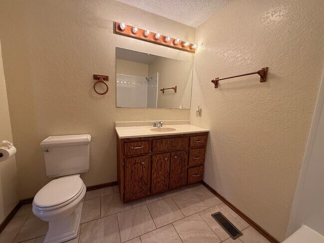 Building Photo - 1940 Ives Way Ln