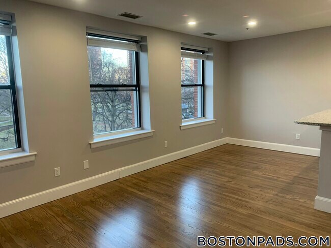 Building Photo - 140 Boylston St