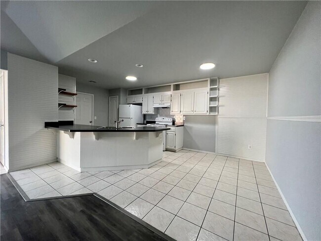 Building Photo - 2004 S Old Wire Rd