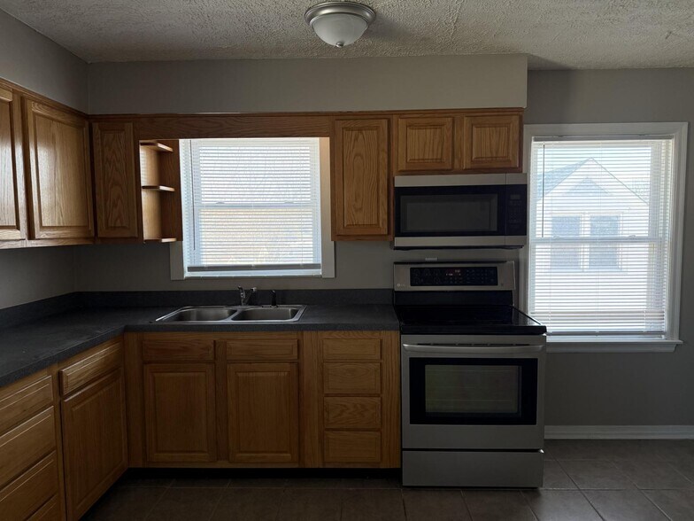Building Photo - 1733 Bachmann Dr