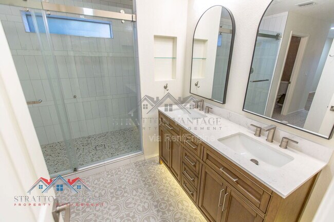 Building Photo - 5513 E Terry Dr