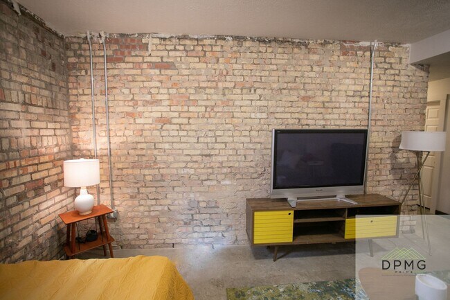 Building Photo - 108 S Hosmer St