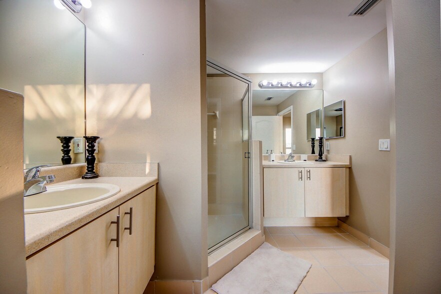 Building Photo - 6143 Seminole Gardens Cir