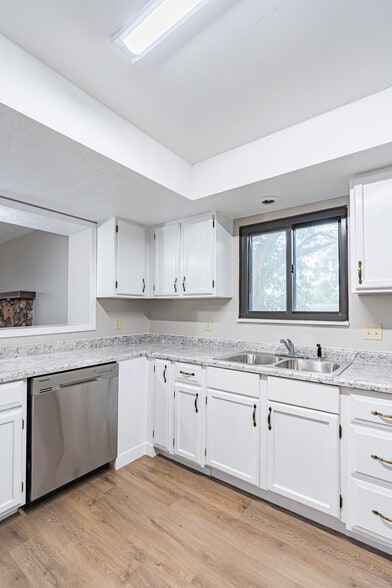 Building Photo - 13103 Lillian St