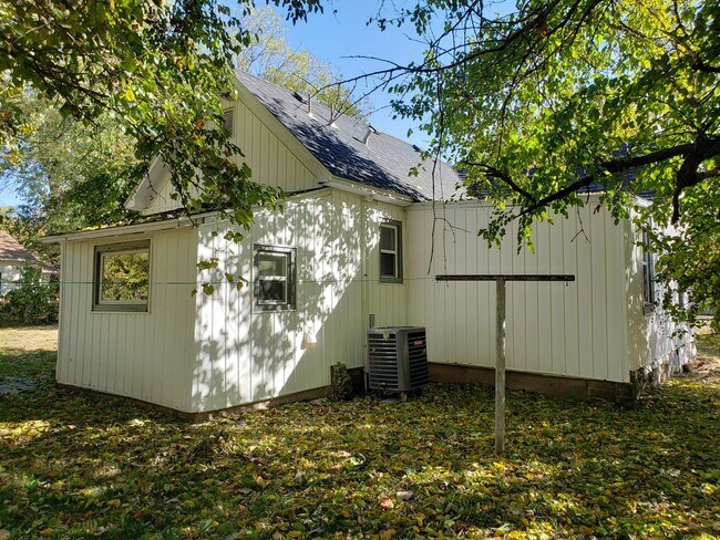 Building Photo - Spacious 2-Bedroom, 1-Bathroom Home AVAILABLE NOW!!
