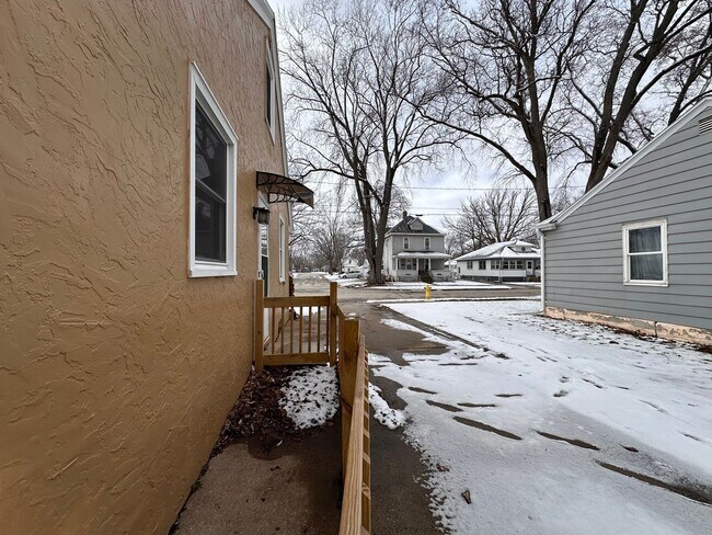 Building Photo - Recently Renovated 3 Bedroom 1 Bath Single Family Home!
