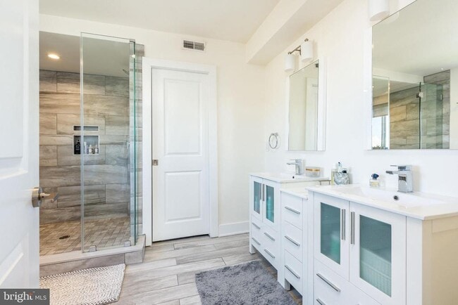 Building Photo - 1647 E Eyre St