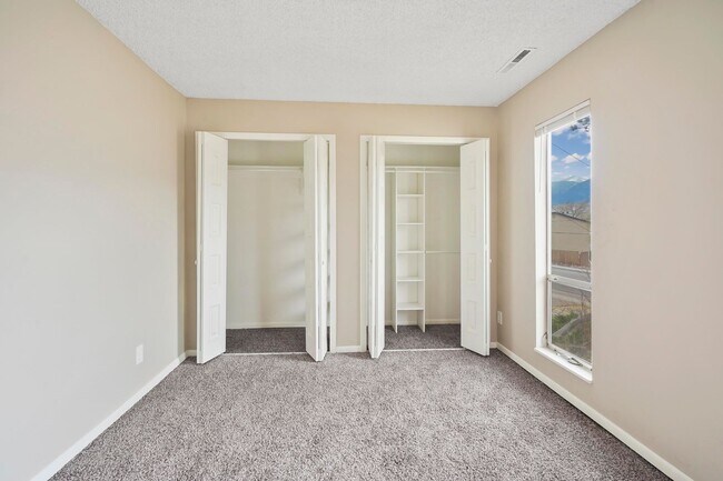 Building Photo - 608 Crown Ridge Dr