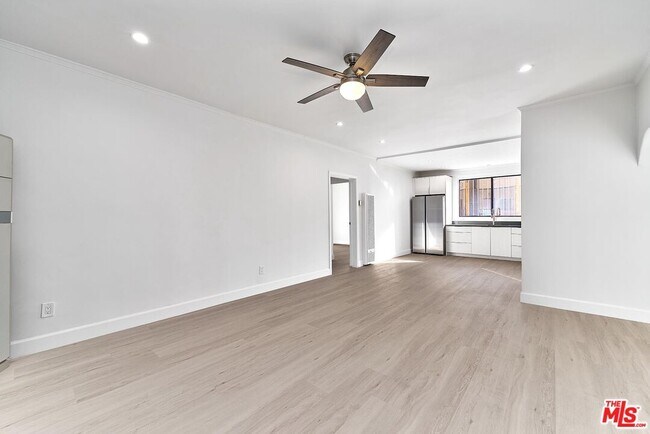 Building Photo - 536 N Oxford Ave