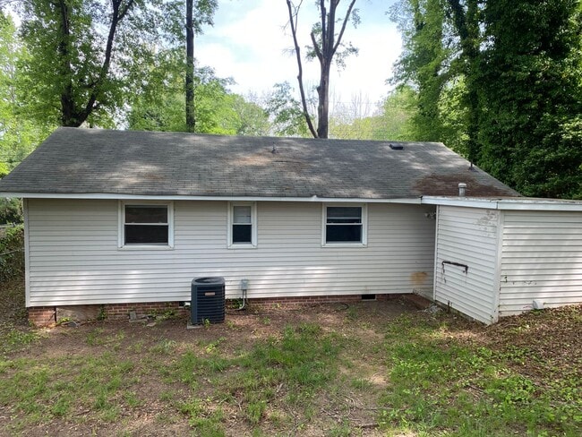 Building Photo - Quaint three bedroom, two bath all electri...
