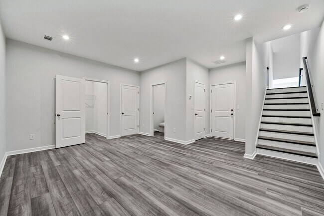 Building Photo - BRAND NEW Townhome located in Westside Ben...